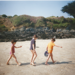 3 enfants à la plage